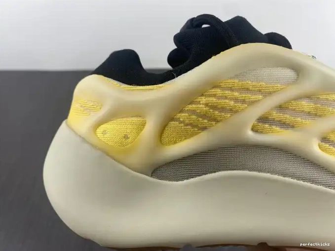 V3 Mono 700 HP5425 Yeezy Adidas Safflower 0612